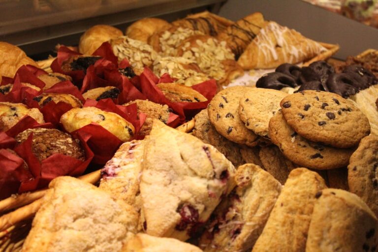 Assortimento di biscotti al cioccolato e pasticcini da forno